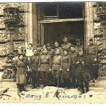 Группа советских солдат у входа в Рейхстаг 20.05.1945г. Мальцев И.Р. (4-й слева на право во 2-м ряду)
